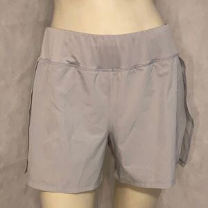 Avis work out 🏋️‍♀️ shorts size Medium💛